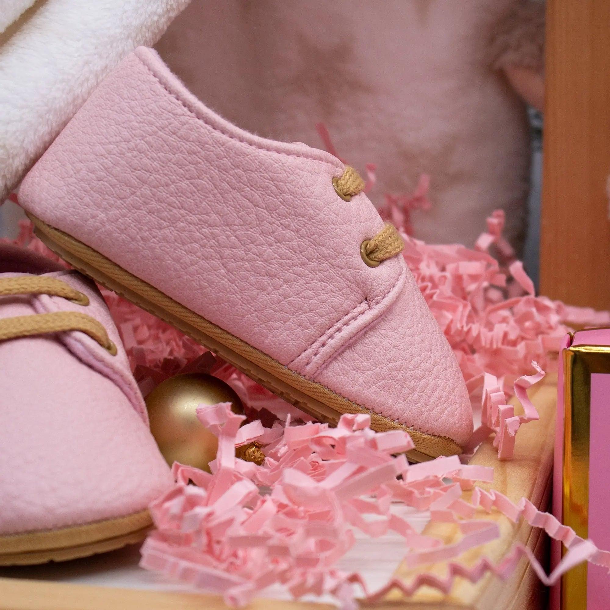Presentset till nyfödd flicka – Babyfilt, gosedjur & första skor (rosa)-2