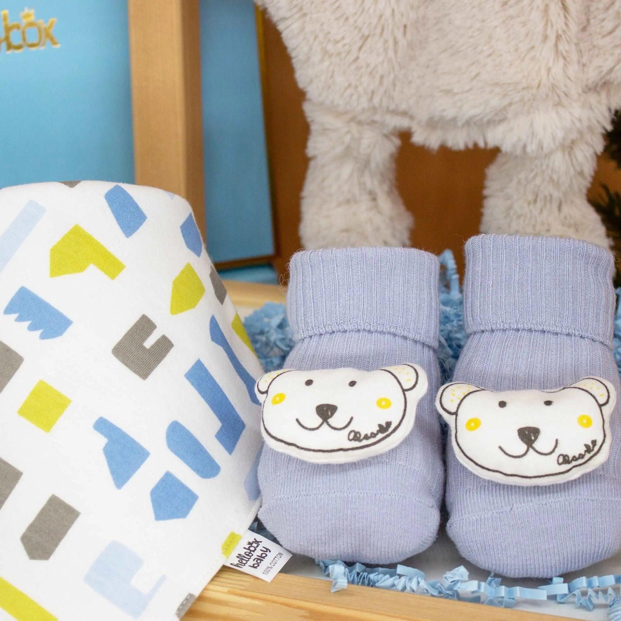 Presentset till nyfödd pojke – Snuttefilt, halksockor & haklapp (blå)-2